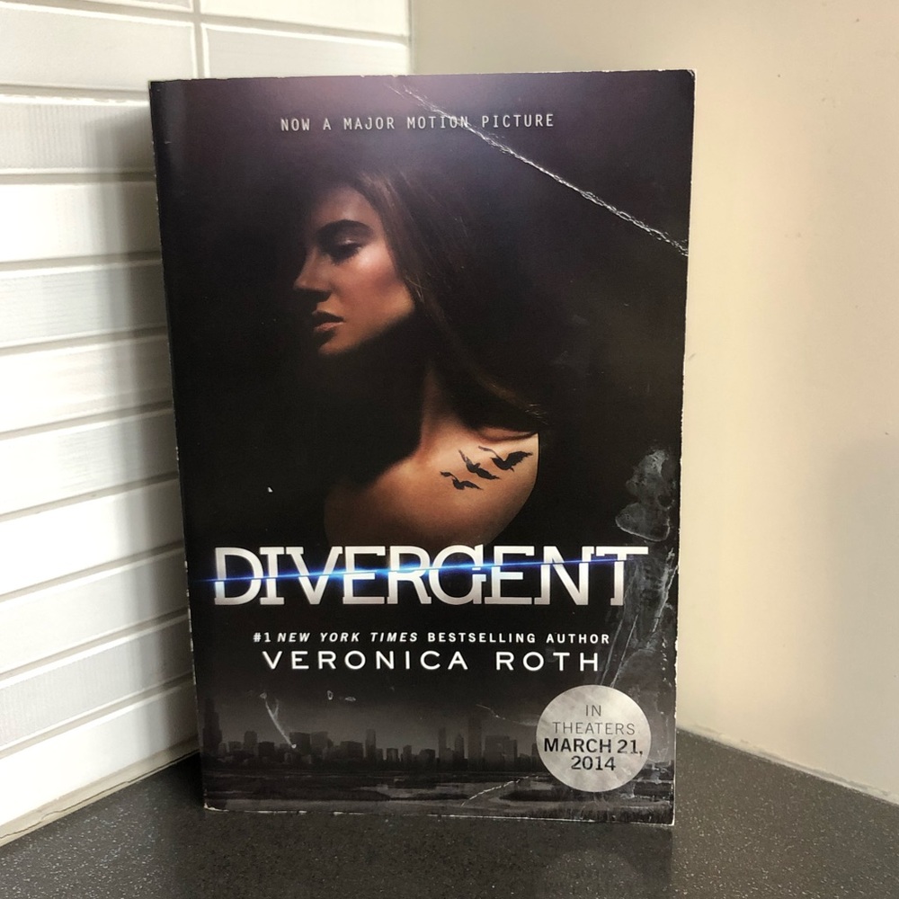 📚3/$18 Divergent by Veronica Roth (Series #1)